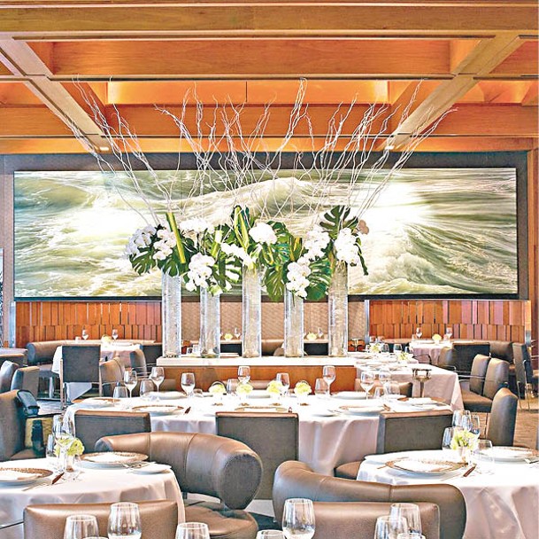餐廳曾重新裝修，由原來較拘謹的裝潢，變成較輕鬆的海洋風格。