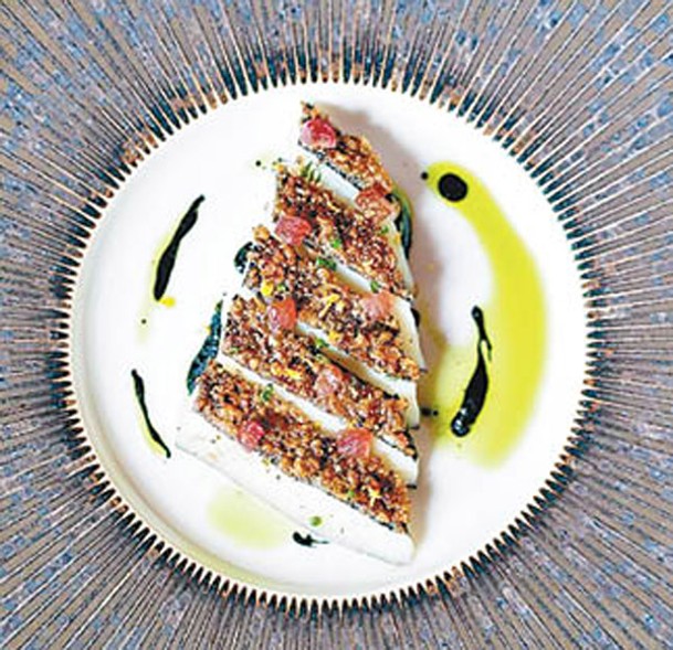 喜歡吃魚的人不容錯過這道熏鱘魚，在墨魚、法國頂級魚子醬與細香葱的襯托下，鮮甜味濃。