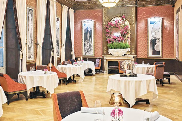餐廳裝潢簡約優雅，沉穩色調的主體牆身掛有藝術品，盡顯精緻優雅氛圍。