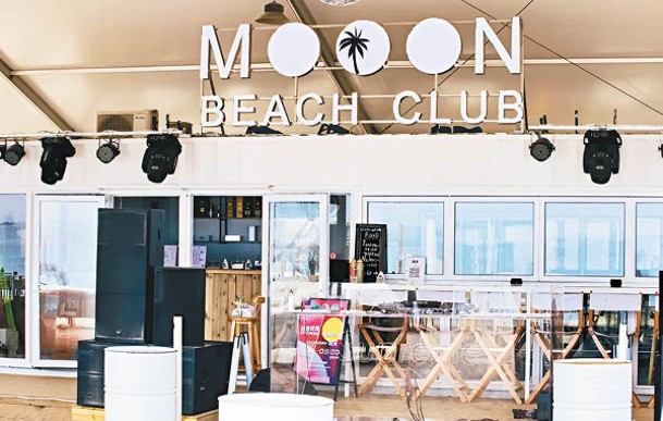 玩完水可來到附近的Mooon Beach Club，歎番杯夏日特飲。