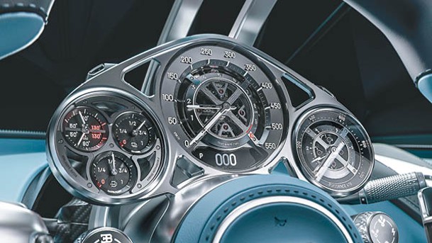 由瑞士鐘錶製造專家設計和製造的儀錶板，內含600多個鈦金屬零件，並鑲有藍寶石和紅寶石等寶石。