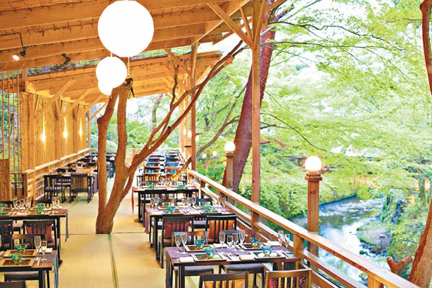 「溪涼床京會席午餐住宿方案」讓你在樹蔭及潺潺流水陪伴下用餐。