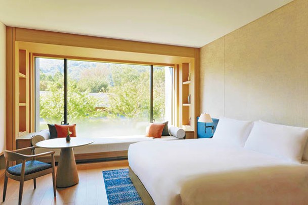房間設有大玻璃窗，可以欣賞到鷹峯三山獨有的壯麗自然景觀。