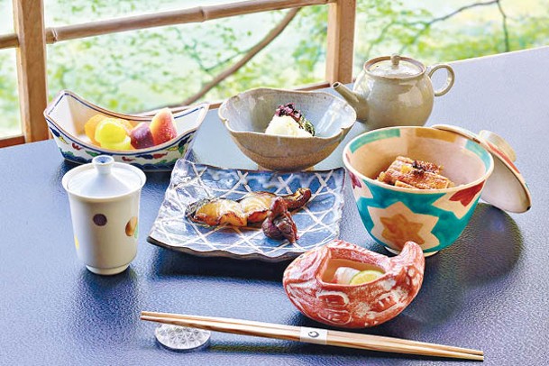 早餐在房內享用，包括行政主廚嚴選的時令魚類西京燒、豆皮、溫泉蛋等，同時欣賞眼前流過的大堰川美景。
