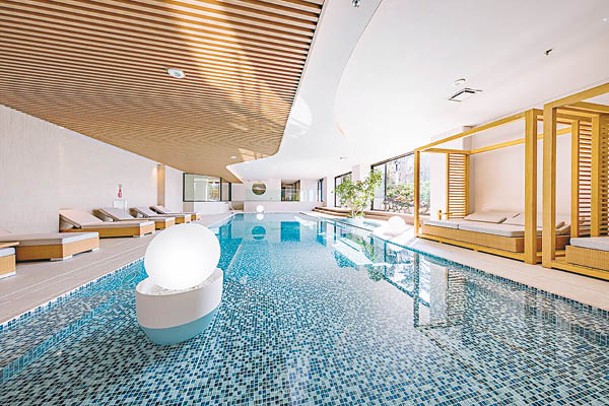 酒店一大特色是擁有多元化溫泉設施，例如有全天候室內溫泉池。