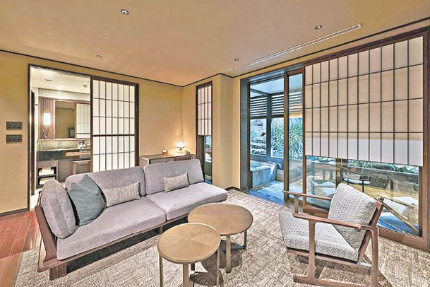 酒店提供32間客房，翻新後採用日式房屋的設計風格。
