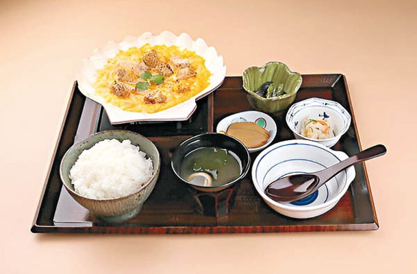 秋田貝燒鍋套餐<br>貝殼內是比內地雞肉和雞蛋，軟滑富肉香。