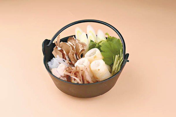 切蒲英鍋<br>米棒加比內地雞、牛蒡、菇菌和葱等做成鍋物，是秋田的地道美食。