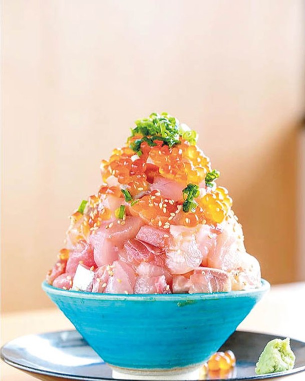 頂級海鮮丼<br>飯面鋪滿三文魚肉和三文魚籽，猶如一座迷你富士山般，還有大和小碗供選擇。