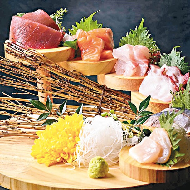 刺身拼盤<br>按時令提供三文魚、吞拿魚、貝類和白身魚等刺身，再加上精緻器皿，增添食欲。