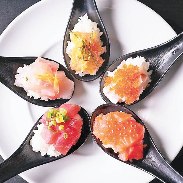 手握壽司拼盤<br>小巧壽司放在匙羹上，有吞拿魚、三文魚和白身魚等口味，方便享用。