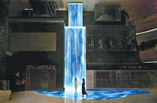 商場特設光影瀑布，水流及漩渦會隨人的動作而改變。