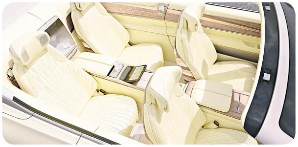 全車座椅以奶黃色優質Nappa皮革包覆，配合獨特穿孔和絎縫，營造日出變色和陽光四射效果。