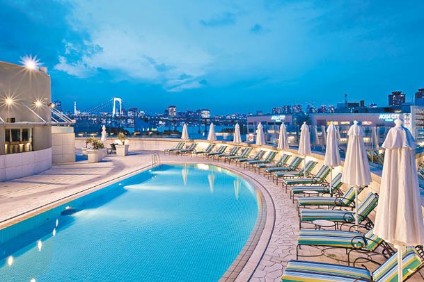 Grand Blue泳池可欣賞到彩虹橋及東京灣的美麗景色。
