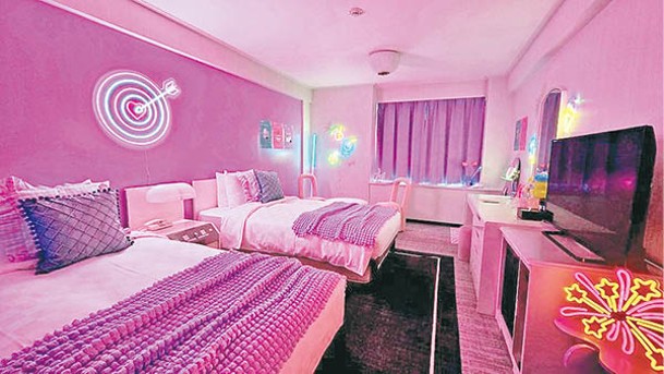 Night Pool連住宿的方案有《CanCam》監修主題房供選擇，備有燈飾打卡位和可愛的拍攝道具。