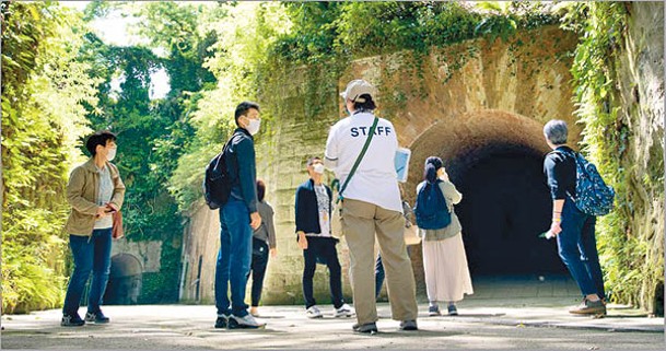 島上景點「紅磚隧道」由法式砌法砌磚而成，內裏的房間曾經是彈藥庫。