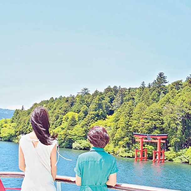 沿途可以看到位於蘆之湖岸邊的箱根神社平和鳥居。