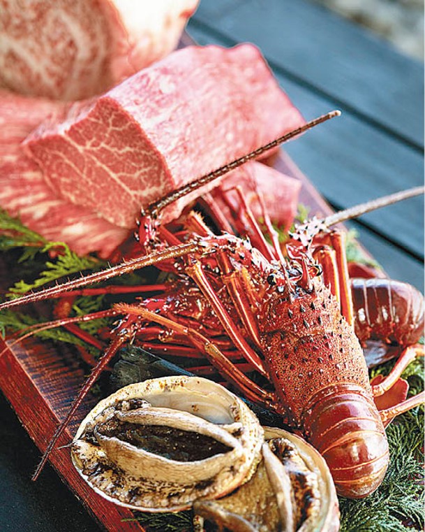 餐廳供應伊勢龍蝦、鮑魚等新鮮海產，令人食指大動。