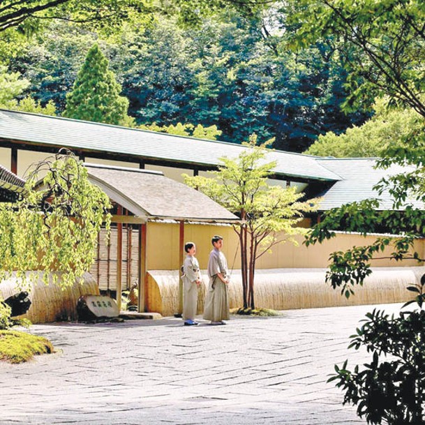 設於富士箱根伊豆國立公園的溫泉旅館強羅花壇，四周被翠綠的優美景色包圍。