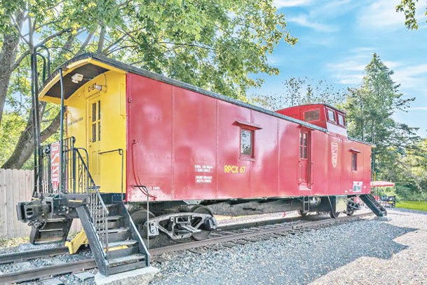 由舊式守車改建而成的住宿套房，外觀保留了昔日模樣。