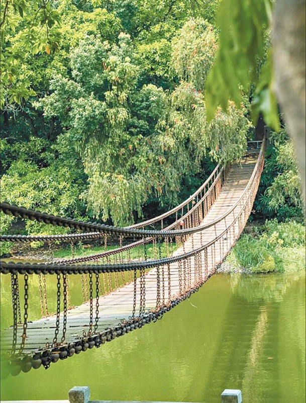 索橋橫跨兩岸，惟會定期進行維修，想登橋就要碰碰運氣。