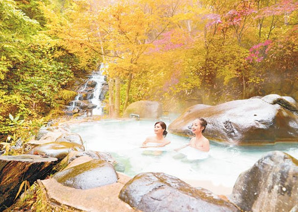 「秋的奢華紅葉露天」活動讓住客包下露天風呂八重九重之湯，可邊泡湯邊賞多層次的紅葉色彩及瀑布美景。