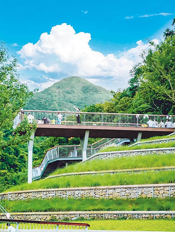 湖面架起懸空棧道，遊人可經此踏上登山綠道。（小紅書@Hi楊大俠）