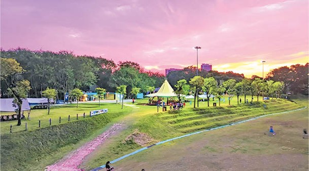 廣闊的草坪可搭起大小帳篷，供人野餐及欣賞美景。