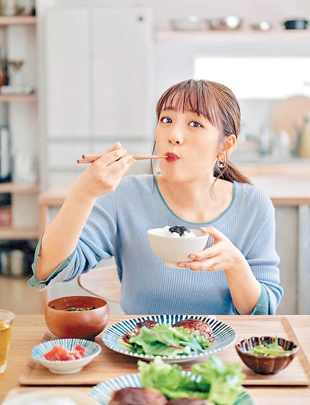 僅以水果蔬菜當早餐，午、晚餐容易出現「過食」情況，增加致肥風險。