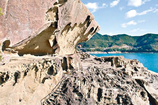 被列入世界遺產的巨大岩壁鬼城，是地殼隆起加上風化與海浪侵蝕所形成。