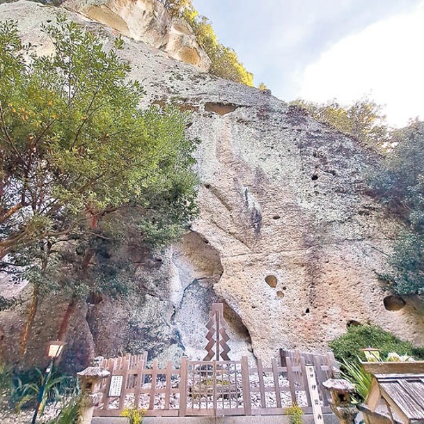 花之窟神社據說是日本最古老的神社之一，參拜的是一塊高45米、寬80米的巨石。