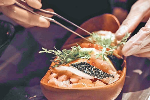 探索の味提供以台灣東部深層海水海鮮製成的各款丼飯。