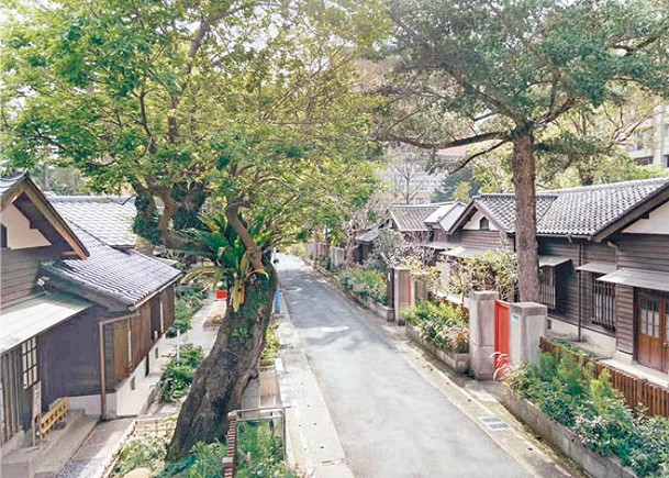 前身為日治時期山林課木造宿舍群的0km山物所，無論是賞景、購買及用餐都可得到滿足。