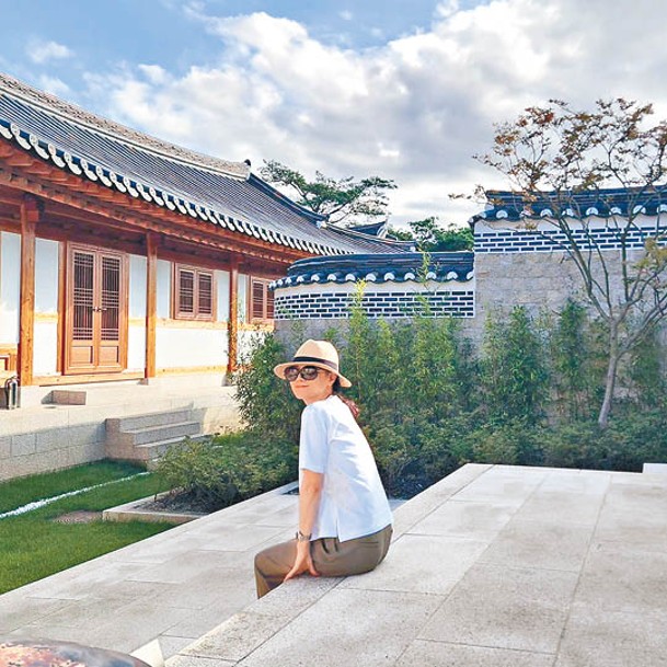 韓星李英愛早前在社交平台分享其到訪The Hanok Heritage House的照片。