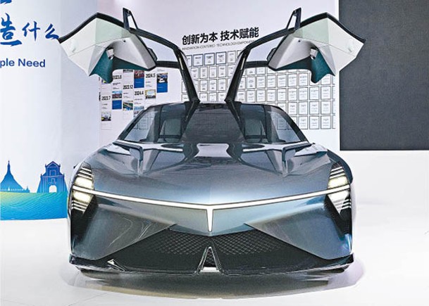 獨特的「十字星錐」車頭造型，配上T形日間行車燈、跟車身同色的大型前翼片、黑色前下擾流及鷗翼車門，霸氣十足。