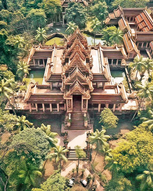 從高處望去，「Cambodia Temple house」的尖頂層層遞進，極具辨識度。（ig@panchevamonika）