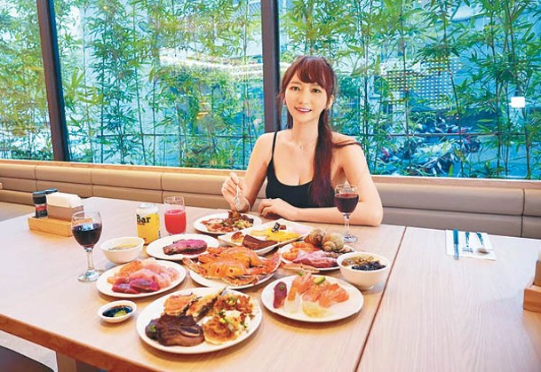 星苑餐廳晚餐Buffet結合在地食材搭配中、西、日式料理，還有每日配送生猛海鮮，令人大飽口福。