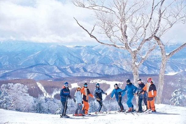 EN RESORT Grandeco滑雪場位於吾妻連峰西側的西大巔山麓，共有10條滑雪道。