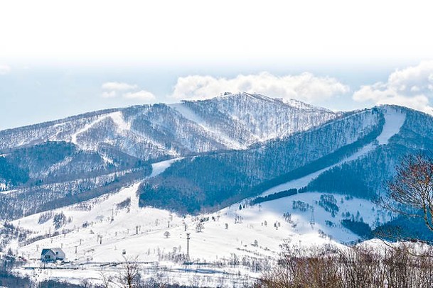 滑雪場佔地廣闊，包括圖中所見的伊索拉山及東山。