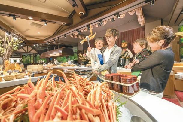 酒店餐廳Oktoberfest的自助餐嚴選北海道各地食材，最正莫過於任食雪蟹。