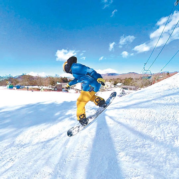 滑雪場不同雪道各具挑戰性設計，無論初學者或高手都啱玩。