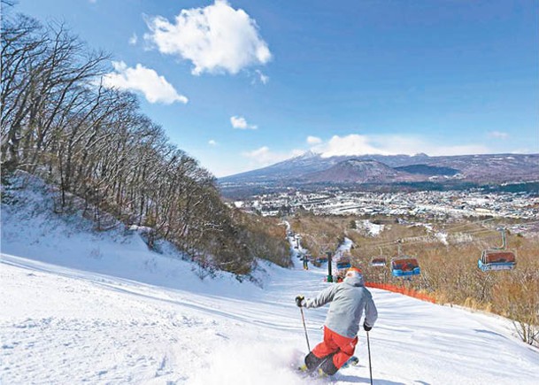 輕井澤王子大飯店滑雪場有14條滑雪道，從山頂位置滑下，可飽覽輕井澤街道及淺間山風景。