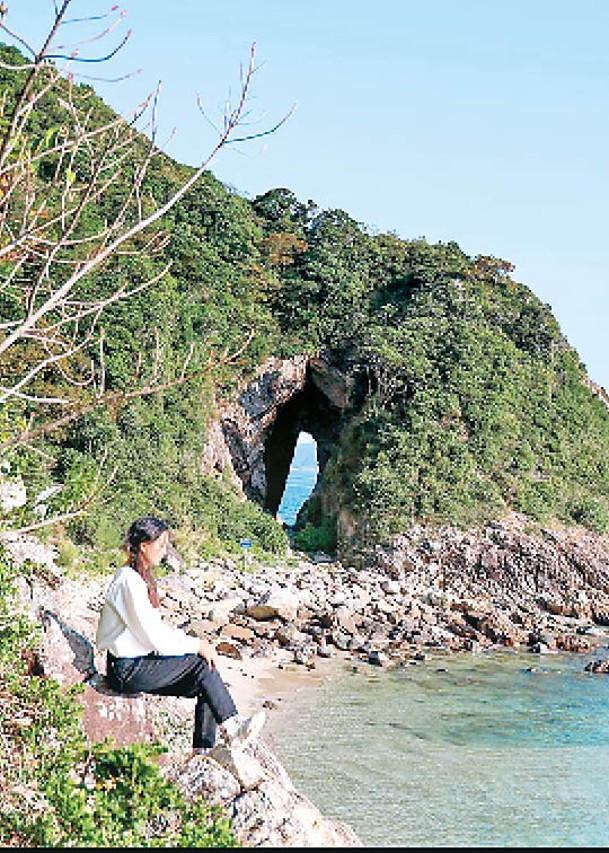 穿鼻岩的海蝕洞由波浪沖蝕而成，屬天然奇特地貌。（小紅書@小叶同學）