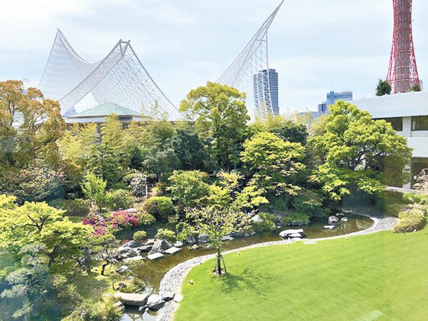 酒店設有日本庭園，隨着季節帶來不同景象。