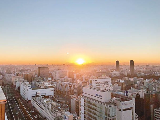 看到太陽從東京城市景觀中冒出來，畫面非常壯麗。