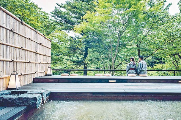 旅館的Seseraki Lounge露台可邊泡足湯，邊欣賞名取川的美景。