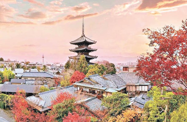 餐廳位於紅葉色彩豐富的東山地區，附近有名勝八坂塔。