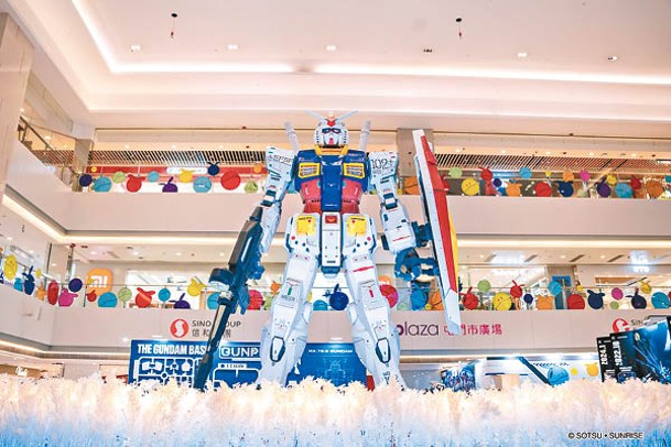 屯門市廣場<br>舉辦「Mobile Suit Gundam 45th Anniversary」，其中以3米高Perfect Grade Unleashed RX-78-2元祖高達和4米高充氣造型SD RX-78-2高達最吸睛！