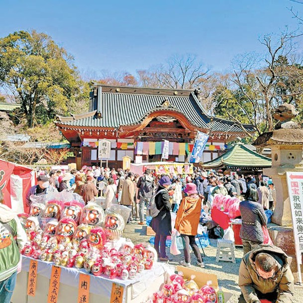 深大寺達摩市集內有逾300個售賣達摩不倒翁的攤檔，熙熙攘攘。