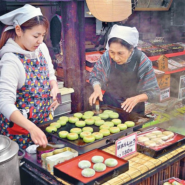 除了不倒翁攤檔，場內亦不乏售賣風味饅頭等食品的店攤。